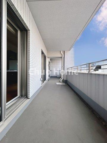 【バルコニー】幅もあって、奥行きもあるゆとりのバルコニー。洗濯物を干したり乾かしたりだけでなく、ただ出てみるだけでも気持ちいいですよ。