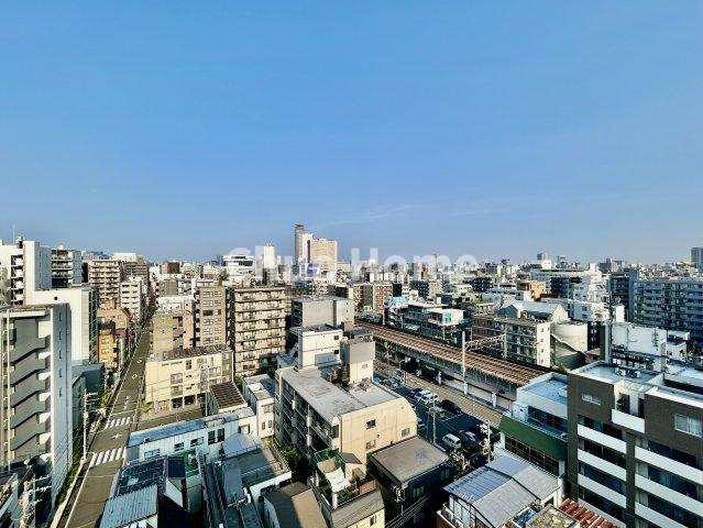 手を伸ばせば、ふれることが出来そうな環境が、そのままインテリアになったような印象です。その豊かな眺望にふさわしい空間には、通風・採光にも優れ、心地よい光と風があふれています