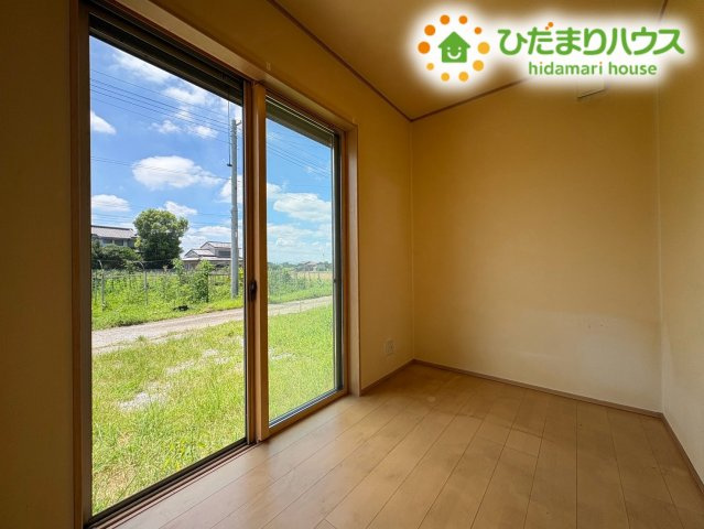お庭へ直接出入りできるに縁側のように使える、心地よい日差しが差し込む洋室です!　自然の風景を眺めることができ、日中のぽかぽかとした陽気を感じながらお茶を飲んだり読書をしたりとリラックスして過ごせます♪