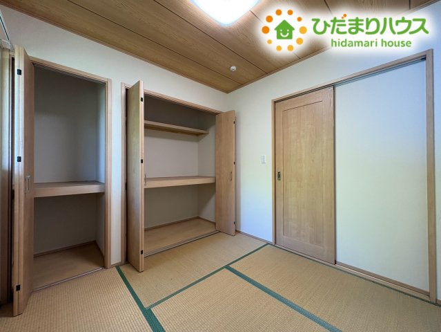お布団や座布団、季節ものの荷物をたっぷりしまえる押入れです!　空間を上下に仕切って有効活用できる設計になっており、生活感の出やすいアイテムをまとめて綺麗に整理整頓できるため大変重宝いたします♪