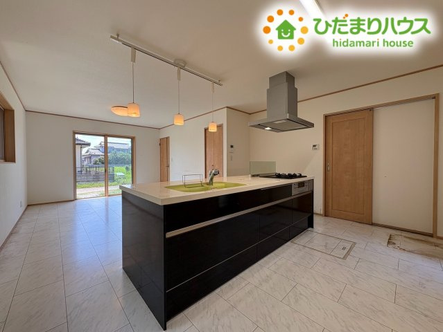 開放感あふれるスタイリッシュなアイランドキッチンです!　左右どちらからでも自由に回遊できる利便性の良い動線になっており、ご家族みんなで一緒にお料理を作ったり配膳を行ったりと楽しく家事を進められます♪