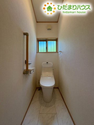 窓から自然光と新鮮な空気が入り、清潔感の保たれた1階トイレです!　立ち上がりをサポートする手すりや手洗い水栓が付いており、ご家族はもちろん大切なご来客時にも気持ちよくご使用いただくことができます♪