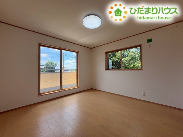 バルコニーに面した大きな窓が設けられた陽当たりと通風が良好な寝室です!　大きめのベッドを配置してもゆとりがある広々とした空間で、静かな環境の中で心地よい睡眠の時間を取っていただくことができます♪