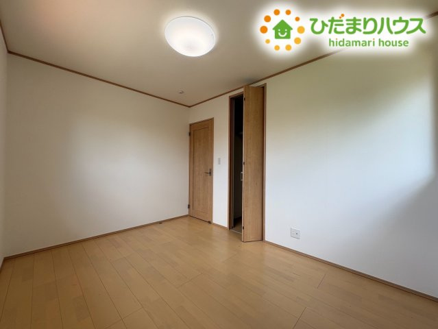 木の温もりが感じられる落ち着いた印象の洋室です!　通風が良く爽やかな風が通り抜けるため一年中快適に過ごせ、お子様の成長に寄り添う学習空間やプライベートルームとしてぴったりなお部屋です♪