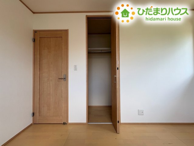 お部屋に完備された使い勝手の良いクローゼット収納です!　衣類や学校の道具、季節ものの荷物をまとめてすっきりしまい込めるため、居室スペースを広く使えてお部屋を常に綺麗に維持していただけます♪
