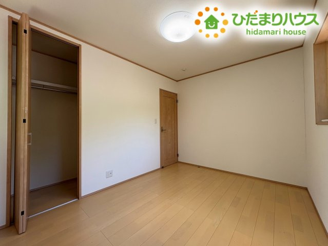 クローゼットを備えた使い勝手の良い広々とした洋室です!　荷物をたっぷりしまい込めるためお部屋を有効活用でき、ご家族の成長や生活スタイルの変化に合わせて柔軟にお使いいただくことができる空間です♪