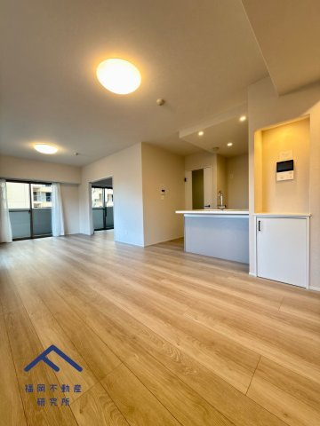 8階角部屋の開放的なリビングです