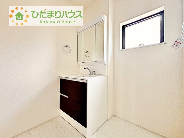 三面鏡の大きな鏡は憧れます(^^♪　鏡の後ろは収納となっていて、細かいものでも収納できるのでスッキリと整理できます！