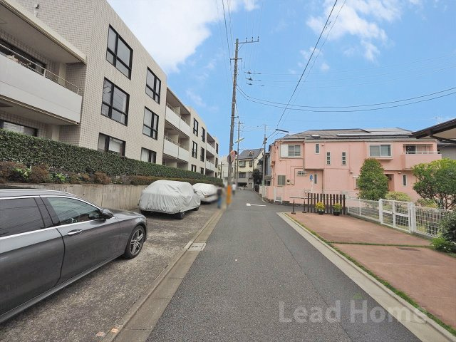 見通しが良く綺麗に整備された前面道路です。車の出入りもしやすく日々のお出かけも安心ですね♪