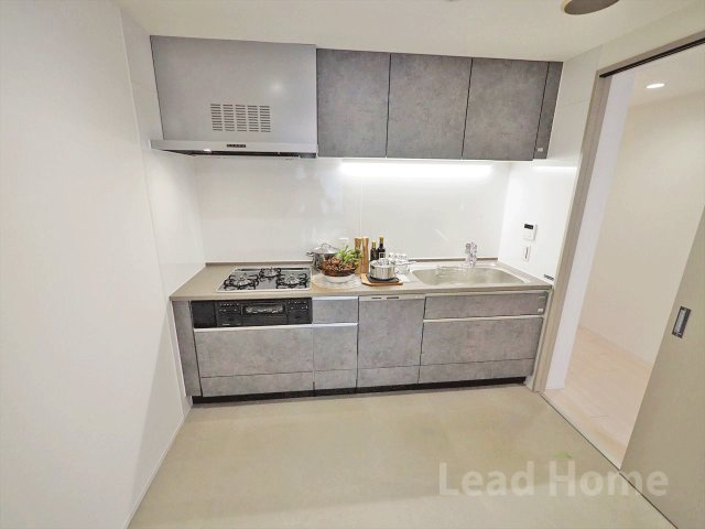 上下に収納が豊富で調理器具をすっきり整理できるシステムキッチンです。お料理の準備もスムーズに進みます！