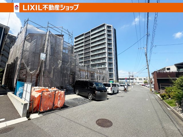 約5.9幅の前面道路、駐車スペース3台分です。