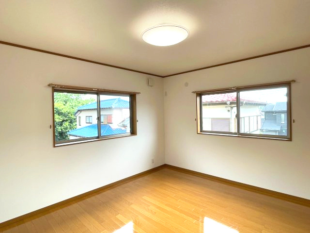 2階洋室7帖。　二面採光のため、たっぷりの陽光が差し込む明るいお部屋です。　気持ちの良い朝日を浴びて、目覚めの良い健康的な朝を迎えられそう。　　ベッドとデスクを置いても、まだ余裕がある広さも魅力です。