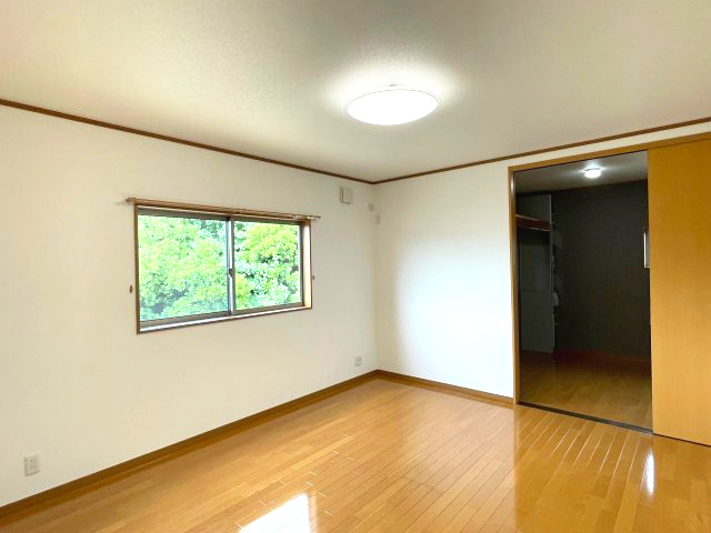 2階洋室7帖。　3.25帖のウォークインクローゼットを完備しています！　お洋服を大切にされる方に大変喜ばれます。　お洋服以外にも、季節物の家電や寝具、スーツケースなどを一箇所に集約できるのは魅力です！