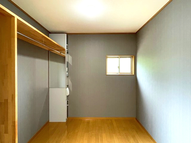 お洋服を大切にされる方に大変喜ばれる、憧れのウォークインクローゼット。　広さは3.25帖とたっぷりあります♪　お洋服以外にも、季節物の家電や寝具、スーツケースなどを一箇所に集約できるのは魅力ですね！！