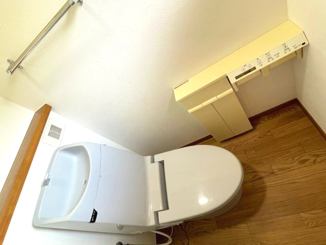 便利で快適な温水洗浄便座です。　便座を温める機能もついているので、居心地が良く、つい長居してしまいそう。　小さなキャビネットが設置されていて、ペーパー類や掃除道具をすっきり収納しておくことができます。