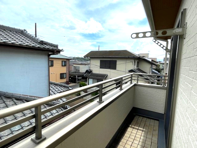 陽当りの良いバルコニーは一度にたくさんのお洗濯物が干せるのが魅力！　太陽の光と爽やかな風を受けたお洗濯物はあっという間に乾きそう♪　ガーデニングも楽しむことが出来ます。　物干し金具も設置されています。
