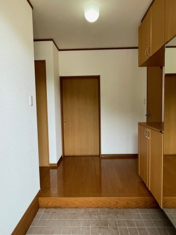 大容量のシューズボックスを備え、増えていくご家族の靴をすっきり収納することができます。　シーズンオフの靴も余裕で仕舞うことができます。　大型の姿見を設置してありお出かけ前の身支度を整えるのに便利です。