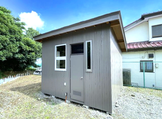趣味の道具や、洗車の道具、ガーデニング用品、普段あまり使わない家電などを仕舞っておくのに便利な倉庫になります。　窓が設置してあり、換気ができるので湿気がこもらず、カビなどから大切な道具をお守りします！