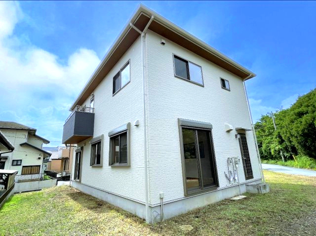 屋根・外壁塗装、バスコニー防水塗装済みです！！　破風・軒天塗装済み！内外装ピカピカのリフォーム物件です♪　角地につき日当たり、通風良好です♪　敷地面積176坪以上！！　駐車スペース10台以上可能です！