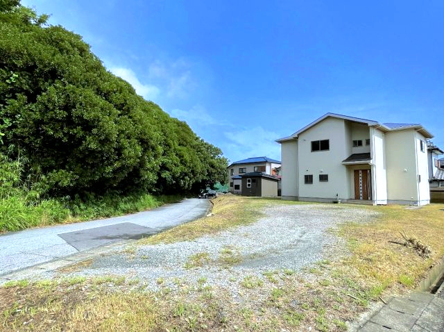 日当たり良好♪豊かな緑に囲まれた閑静な住宅地です。　周辺交通量も少なく静かに暮らしていただけます。　駐車スペースは10台可能です！！　隣家との距離もあり車の出し入れもスムーズです♪　ご見学大歓迎です！