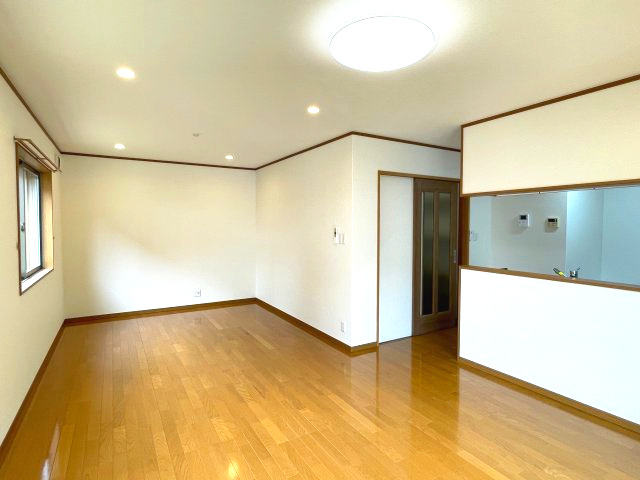 18帖の広々としたリビング。　大型テレビやテーブル、ソファを置いても、まだ余裕のある広さが魅力です♪♪　キッチンは対面式で、リビングにいるご家族やご友人と会話を楽しみながら、お料理することができます。