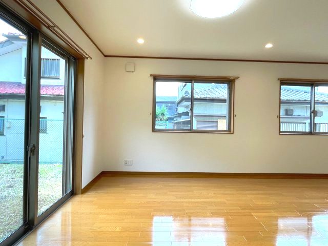 窓が多いのが魅力のリビング♪　大きく開いた窓からは、明るい陽射しが射し込みます。　一緒に食事を囲み、今日あった出来事を互いに話す…爽やかな風が吹き抜けるリビングは、ご家族の笑顔が増える団らん空間です♪