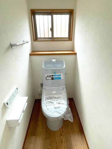 便利で快適な温水洗浄便座です。　新規交換済み。　便座を温める機能もついているので、居心地が良く、つい長居してしまいそう。　換気用に窓もついているので空気の入れ替えがしやすく、クリーンな空間を保てます。