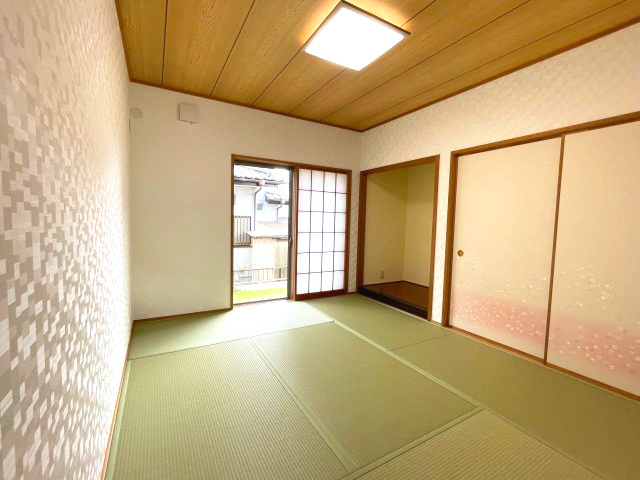 1階和室5.25帖。　畳表替え、壁紙、襖、障子も張り替えており、気持ちよくお過ごしいただけます。　床の間もあり、落ち着いた雰囲気のお部屋で客間として、お子様のプレイルームとしてもお使いいただけます♪♪