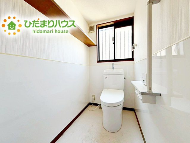 小窓が付いているので、トイレも明るい空間になっております♪