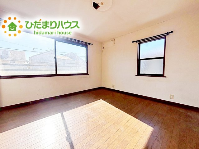 天井の高い主寝室。ゆっくりと過ごせる大人のくつろぎ空間！