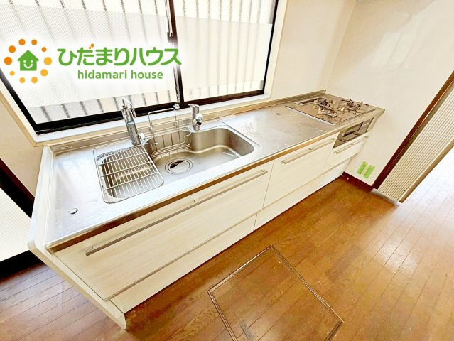 キッチンのスライド式収納は無理のない姿勢で、奥にしまった物でもラクラク取り出しできます(^^)/