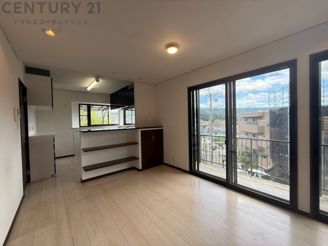 部屋数が多い5LDKのため、ファミリー層やリモートワークの作業部屋、趣味の部屋など多目的に使えます。令和8年7月に内装工事一式を行っており、すぐに綺麗な状態で入居できます。