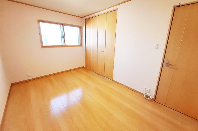 洋室1約6.75帖：壁・天井クロスを貼替え済み。