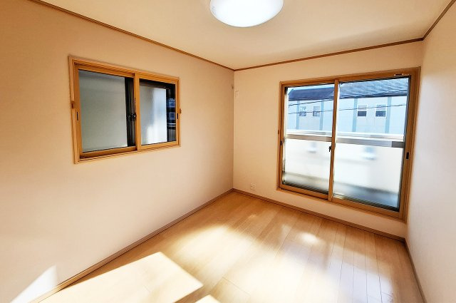 洋室3約6帖：南向きバルコニーに面しており日当り良好です。