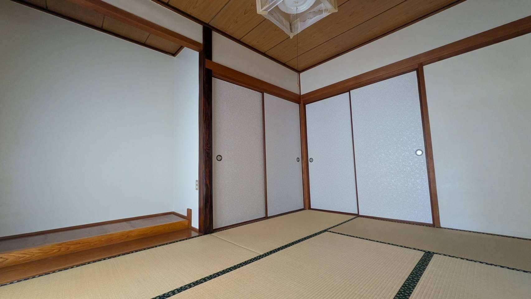 1階和室には収納があり、リビングの収納力を向上させています。