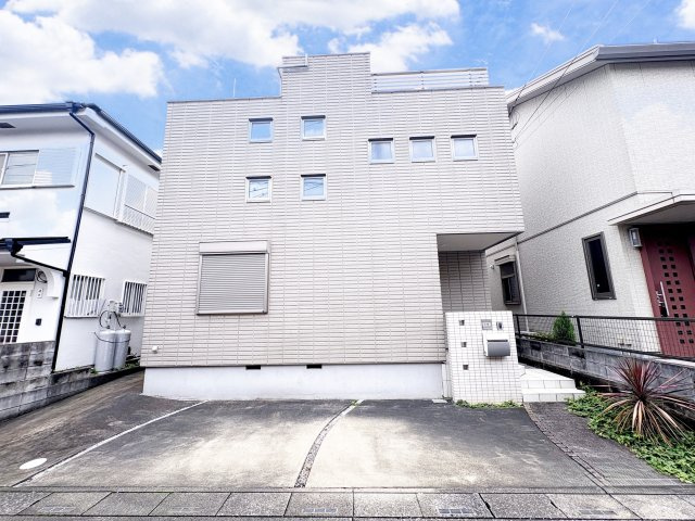 運転が苦手な方も困らない広々とした駐車スペースです！