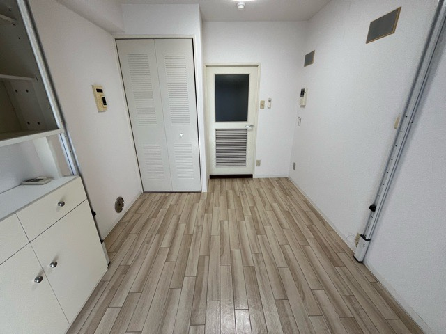 寝室でゆっくりと過ごすためにはベッド周りの適度な空間を担保することや窓の位置、照明の明るさ、寝室の広さなどを考える必要があります。自身や家族の構成とライフスタイルに併せて寝室にする部屋を選びましょう！