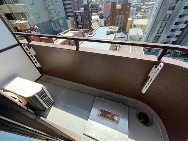 バルコニーは、室外の専用スペースのうち、「屋根がなく開放された空間」であるものを指します。ベランダより広いタイプのものが多く、日当たりもよいため家庭菜園などを楽しみたい人にとって適した環境となります。