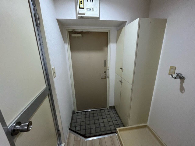 玄関は家の顔でもあり、家族以外の目にも止まる場所です。玄関は外との間を仕切る扉、靴などをしまっておく収納スペース、靴脱ぎのたたきスペース、来客とのやり取りをするドアホンなど複数のアイテムからなります。