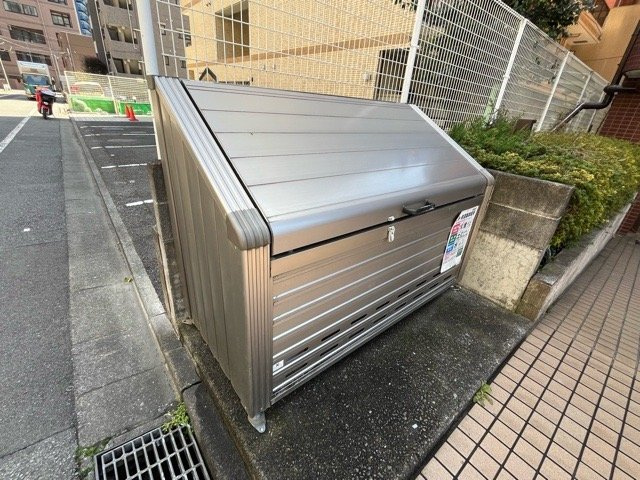 共有部分は、住民なら誰もが使える設備のこと。例えば駐車場やエレベーター、インターネット設備、セキュリティ設備などがあります。他にも、マンションの廊下・外部階段やエントランス・ゴミ置き場などがあります。