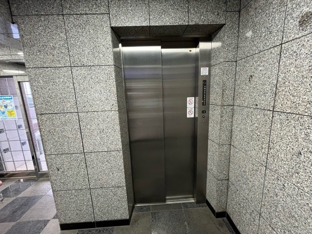 共有部分は、住民なら誰もが使える設備のこと。例えば駐車場やエレベーター、インターネット設備、セキュリティ設備などがあります。他にも、マンションの廊下・外部階段やエントランス・ゴミ置き場などがあります。