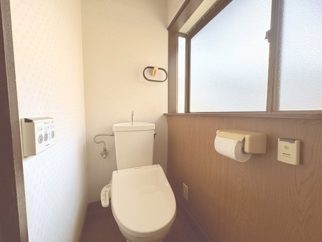 シンプルで使いやすいトイレ空間。窓付きで換気がしやすく、常に清潔な状態を保てます。落ち着いた内装でリラックスできる空間となっており、日常使いに配慮された設計。温水洗浄便座付きで快適にご利用いただけます