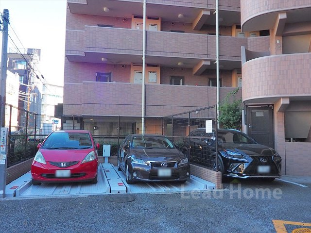 敷地内にある便利な平置き駐車場です！お買い物帰りのお荷物の積み下ろしもスムーズに行えて快適ですね♪