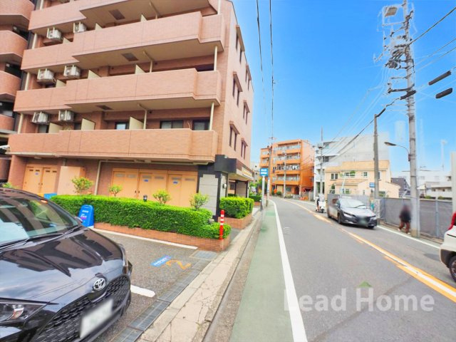 見通しが良く歩道も確保された前面道路です！車同士のすれ違いもスムーズで毎日安心してお出かけできます♪