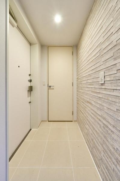 大きな窓からは都心の眺望を楽しみながら、家族との穏やかな時間を過ごせる上質なリビングとなっています。