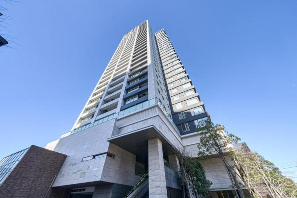 明るい木目調のフローリングが心地よい、開放感あふれるLDK。