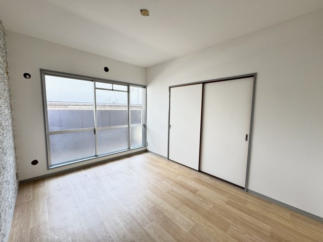 収納付きの洋室6帖は、ベッドやデスクを配置してもゆとりのある広さを確保。引戸を開放すればLDKと一体利用ができ、より広々とした空間としてお使いいただけます。南東向きのため採光も良好で、明るく快適。