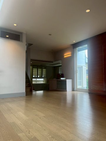 リビングから奥のダイニングキッチン方面を望む