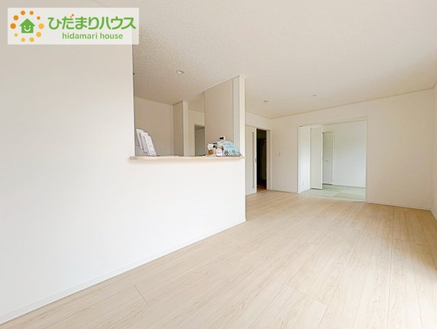 お子様が元気に遊べる広々としたリビングです。