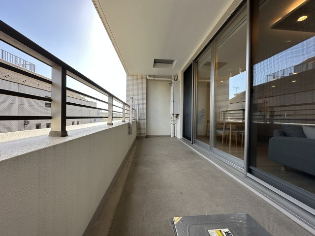 パノラマウインドウで大きな窓に接しているバルコニーになりますので、ワイドでお洗濯物もたくさん干せそう